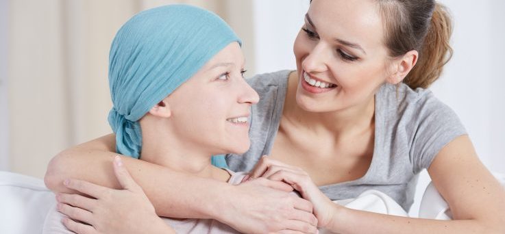 Paciente con cáncer siendo abrazada