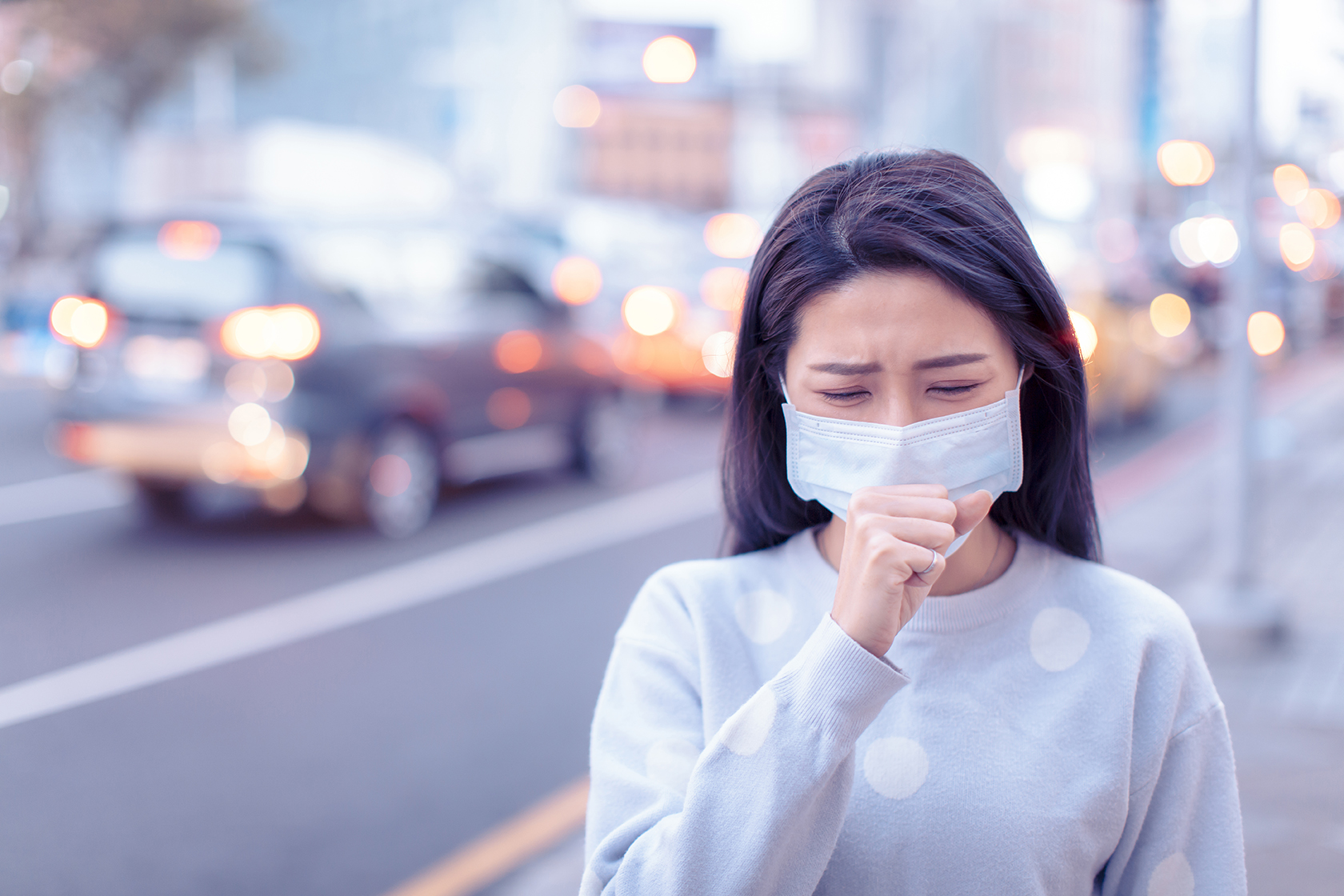 young  woman wear mask in the city during Smog day