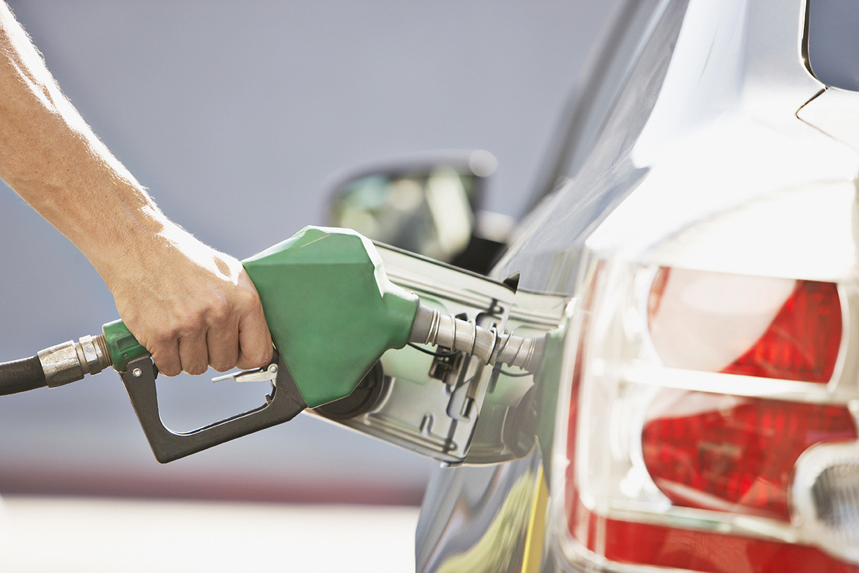 Cinco consejos para ahorrar combustible al conducir tu auto