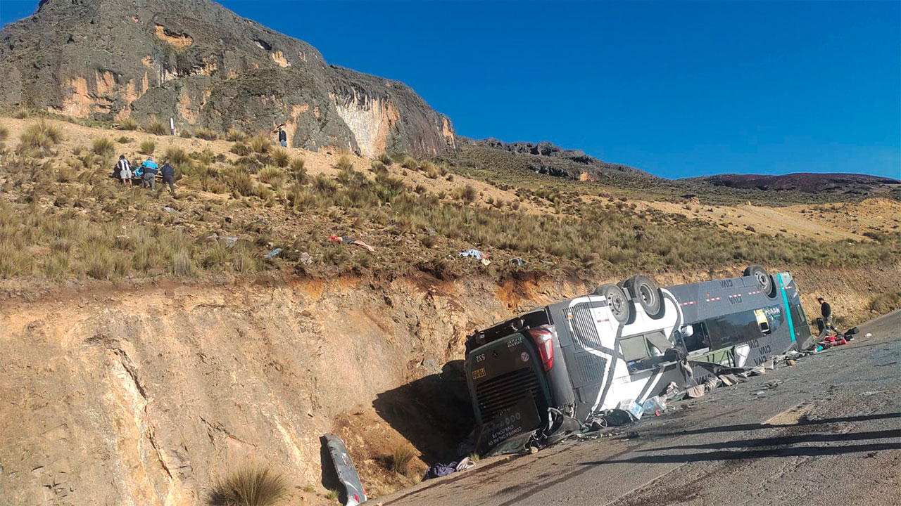 autobus-de-civa-sufre-accidente-catastrofico-en-rumichaca